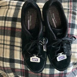 Memory foam sketchers NWT, size 10 woman’s. Relaxed fit. Air-cooled, walkers.